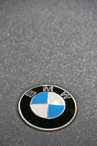 Icona auto BMW su sfondo grigio. Simbolo produttore di automobili BMW — Foto Stock