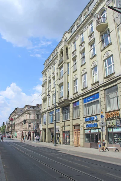 Rezidenční ulice s krásnými budovami v Lodži — Stock fotografie