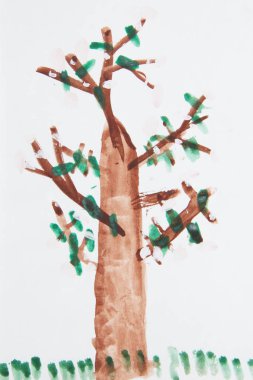 Kahverengi ağaçlı ve otlu çocuksu çizimler.