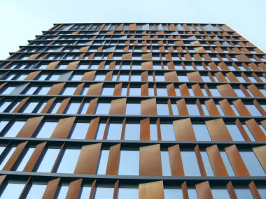 Polonya 'nın Lodz şehrinde pencereleri olan modern gökdelen