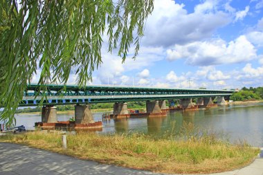 Varşova 'da Wisla üzerinde uzun bir köprü. Varşova 'daki Wisla Nehri üzerindeki modern köprü