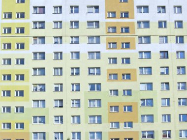 Çok katlı modern bir ev. Pencereli güzel bir bina.