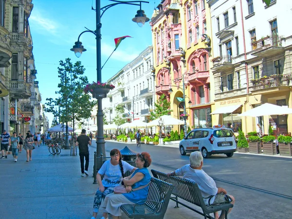 Mulheres idosas conversando sentado no banco no dia na cidade de Lodz — Fotografia de Stock