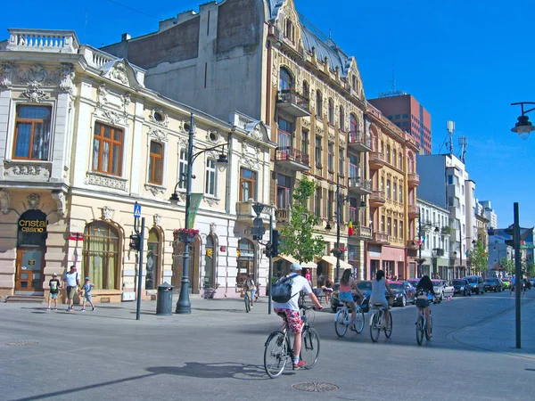 Mass tourism bike along city. Tourists ride around the city on bicycles rented — ストック写真