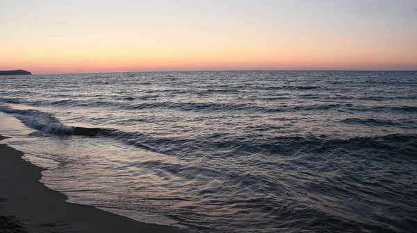 Закат на Балтийском море. Вечером волны на берегу моря — стоковое фото