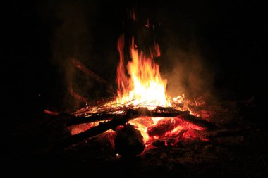 Ahşap brighly yakma fırını içinde ateş. Yangın ve alevler
