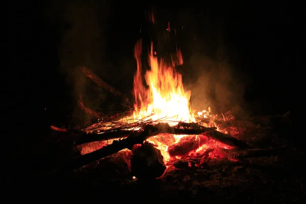 Fogo de madeira brilhantemente queimando em forno. Fogo e chamas — Fotografia de Stock