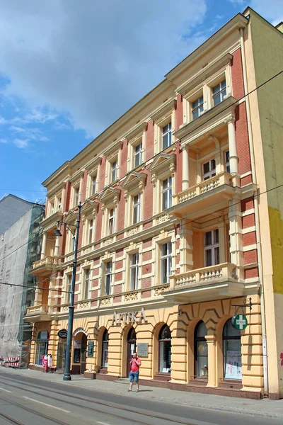 Gebäude mit schöner Architektur an der Stadtstraße — Stockfoto