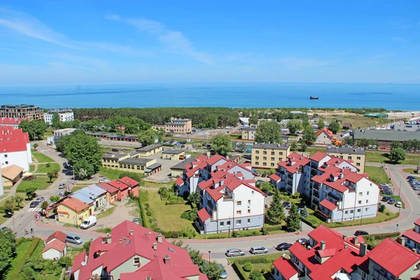 Stadsbilden i Wladyslawowo stad uppifrån med gator hus bilar och hav — Stockfoto