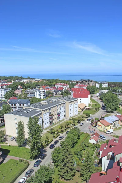 Panorama av Wladyslawowo stad uppifrån med gator hus bilar och hav — Stockfoto