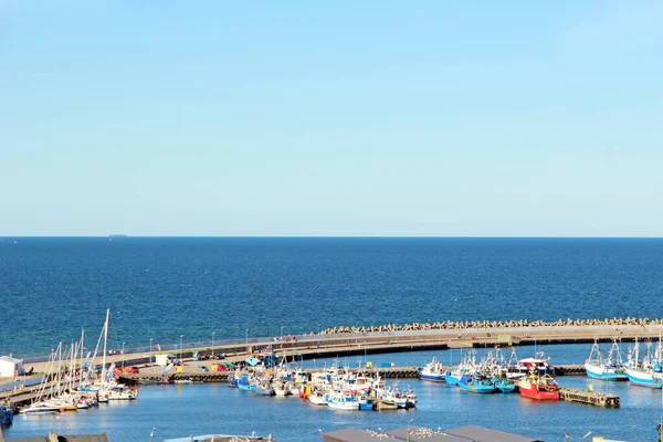 Многие лодки пришвартованы на пирсе Балтийского моря. Современный водный транспорт — стоковое фото