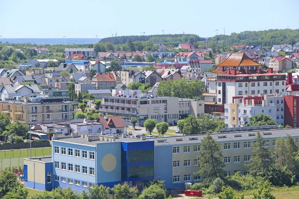 Panorama de la ciudad de Wladyslawowo con de múltiples pisos modernos bloques de piso — Foto de Stock