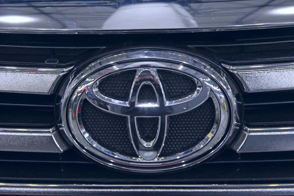 Modern Toyota araba simgesi Kiyv 'de sergileniyor