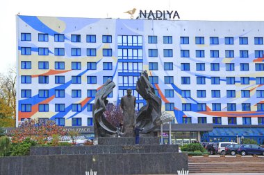 Ukraynalı şair Ivan Franko 'nun anıtı. Güzel devlet binası