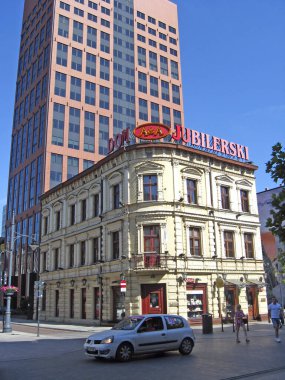 Polonya 'nın Lodz şehrinin caddelerinde yoğun trafik var