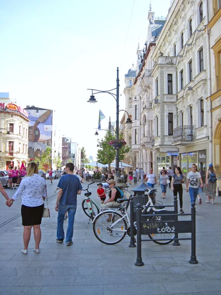 Ludzie wychodzą na ulice polskiego miasta Łódź — Zdjęcie stockowe