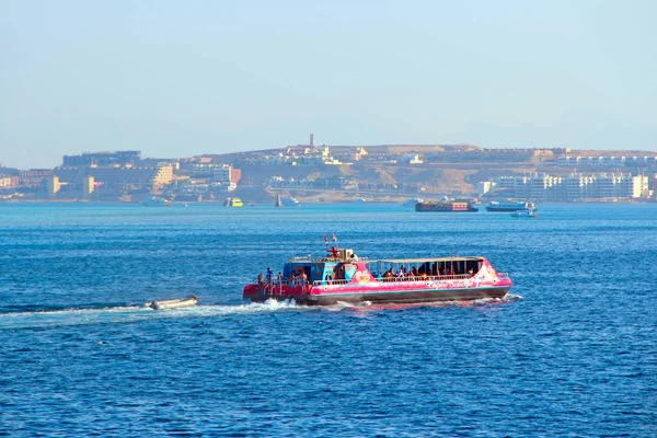 Viaje marítimo en barco blanco. Crucero con turistas en el mar —  Fotos de Stock