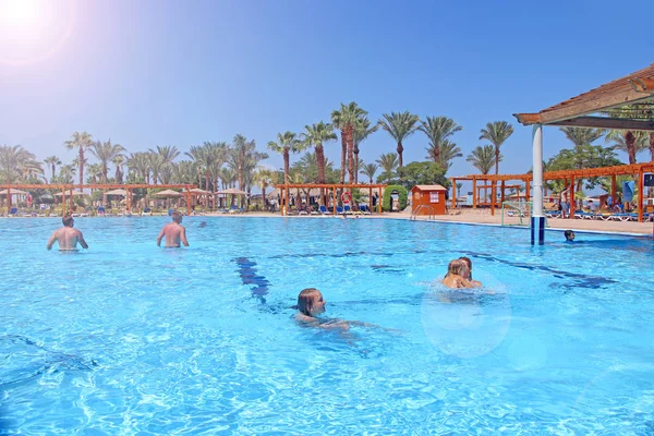 Hurghada / Egitto. 02 agosto 2018: I turisti godono di relax presso il resort tropicale in piscina in Egitto — Foto Stock