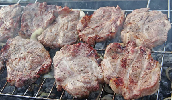 Filete en la barbacoa. Preparación de carne de cerdo apetitoso fuera —  Fotos de Stock