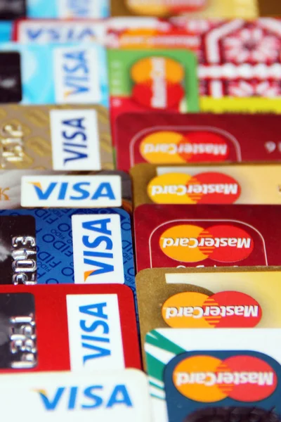Cartões de crédito com logótipos da marca VISA e MasterCard — Fotografia de Stock