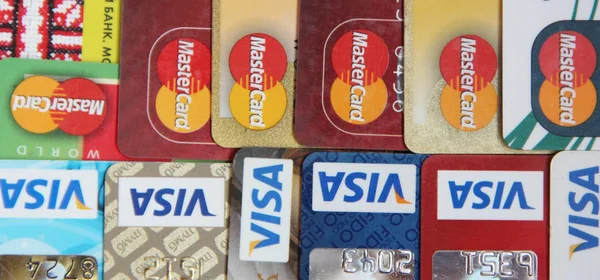 Cartões de crédito com logótipos da marca VISA e MasterCard — Fotografia de Stock