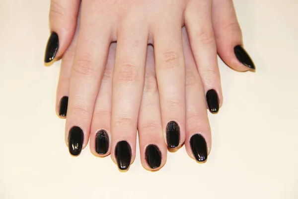Vrouwelijke handen met mooie manicure. Menselijke vingers — Stockfoto