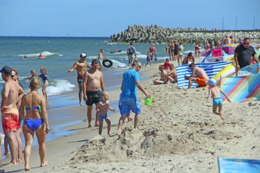 İnsanlar yaz tatili sırasında Baltık Denizi sahilinde dinlenmek