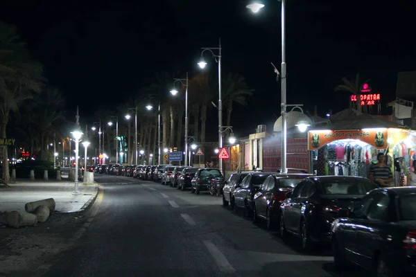 Vista della strada notturna di Hurghada con lanterne e auto. Illuminazione notturna in città — Foto Stock