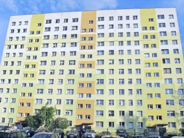 Lodz / Polonya. 18 Temmuz 2019: Çok katlı modern ev. Pencereleri olan güzel bir bina. Modern apartman kompleksi. Modern blok evi