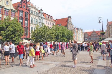 Gdansk / Polonya. 24 Haziran 2019: Gdansk 'ın tarihi bölümünde turist kalabalığı yürüyor. Birçok turist Gdansk 'ta yürür. Güzel turist Polonya şehri Gdansk. Yolculuk sırasında bir grup Avrupalı turist