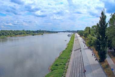 Vistula Nehri kıyısında, Old Town Stare Miasto yakınlarında. Varşova 'daki en çekici kamusal alan. Varşova 'da merdivenli Vistula seti. Varşova 'daki Vistula gezinti güvertesinin muhteşem manzarası