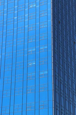 Lodz 'daki gökdelen. Lodz 'da mavi pencereli uzun bir gökdelen. Polonya 'nın Lodz şehrinde eşit pencereli modern bina