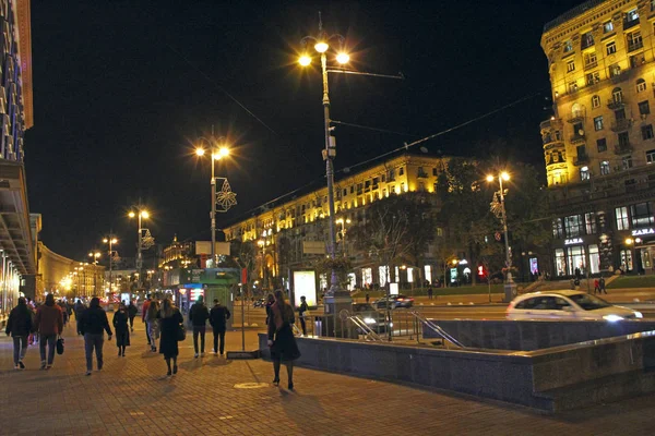 Киев Украина Сентября 2018 Года Люди Ходят Вечерней Улице Центральной — стоковое фото