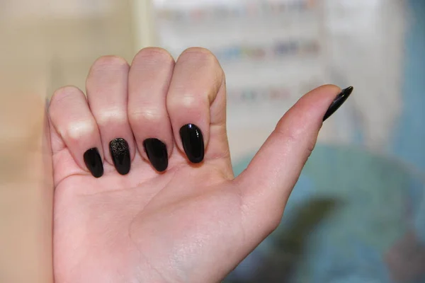 Mãos Femininas Com Bela Manicura Dedos Femininos Com Manicure Preto — Fotografia de Stock