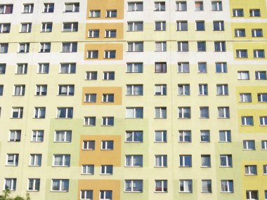 Lodz / Polonya. 18 Temmuz 2019: Çok katlı modern ev. Pencereleri olan güzel bir bina. Modern apartman kompleksi. Modern blok evi