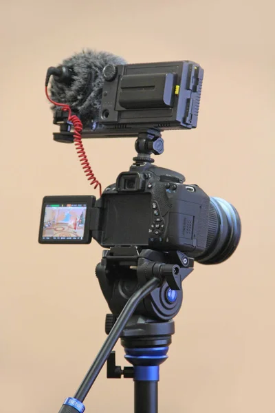 Camera Mounted Tripod Ready Shooting Professional Camera Picture Display Studio — Stock Photo, Image