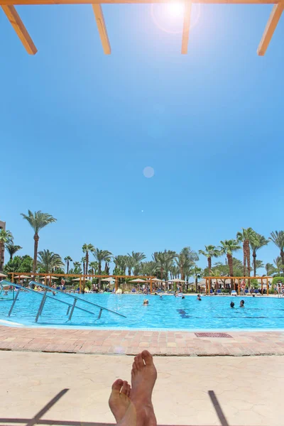 Hurghada Egypt August 2018 Feet Tourist Resting Beach Umbrella Legs — Zdjęcie stockowe