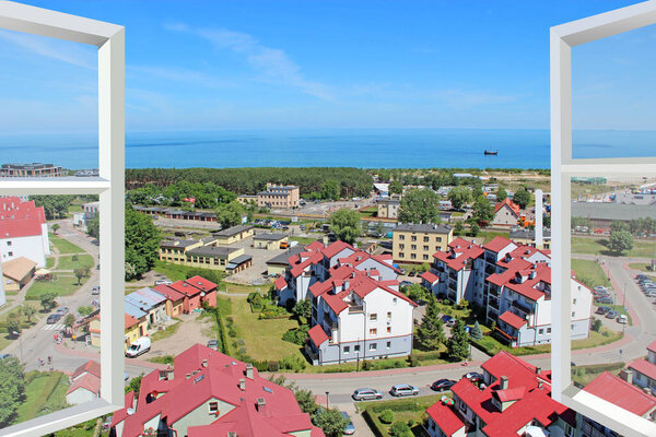 Вид на город из дома. Вид на город из спальни. Открытое окно. Открытое окно с видом на городские крыши. Вид из окна
