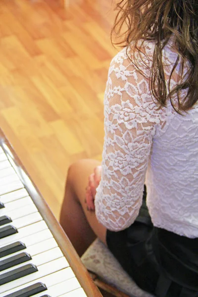 Benen Unga Pianisten Flicka Bredvid Piano Pianotangenter Och Ben Pianisten — Stockfoto