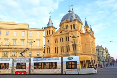 Lodz / Polonya. 18 Nisan 2019: Lodz caddesindeki modern tramvay. Popüler turistik cazibe ve varış yeri. Şehir boyunca giden renkli tramvay. Modern yolcu taşımacılığı