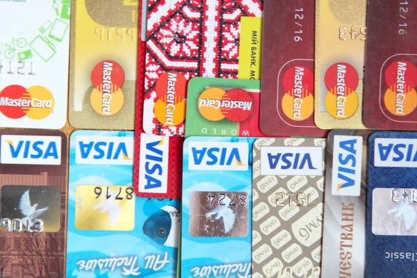 Czernihów Ukraina Lutego 2020 Karty Kredytowe Logo Visa Mastercard Zamknij — Zdjęcie stockowe