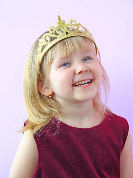 Menina Com Coroa Cabeça Sorrindo Criança Belo Vestido Rindo Menina — Fotografia de Stock