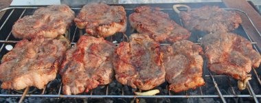 Dışarıda şiş kebap var. Domuz eti pişiriyorum. Barbekü açık havada. Domuz etini ateşte pişirme süreci. Shashlik mangalda mangal hazırladı.