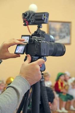 Kamera tripoda monte edildi. Çekime hazır. Stüdyoda resmi olan profesyonel bir kamera. Fotoğraf ekipmanları. Kamera Noel tatili için hazır.