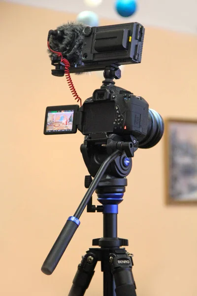 Camera Mounted Tripod Ready Shooting Professional Camera Picture Display Studio — Stock Photo, Image