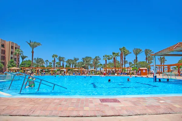 Hurghada Egypt July 2018 Tourists Enjoy Relaxing Tropical Resort Pool — Stock Photo, Image