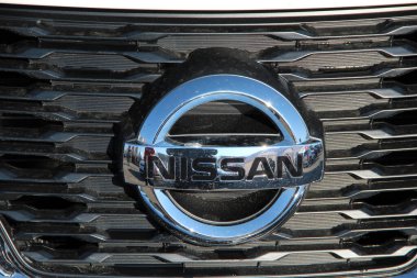 Kyiv / Ukrayna. 09 Mart 2019: Nissan araba simgesi gri arka planda. Araba imalatçısı Nissan. Japon markası Nissan 'ın ticari markası. Radyatörde araba tabelası