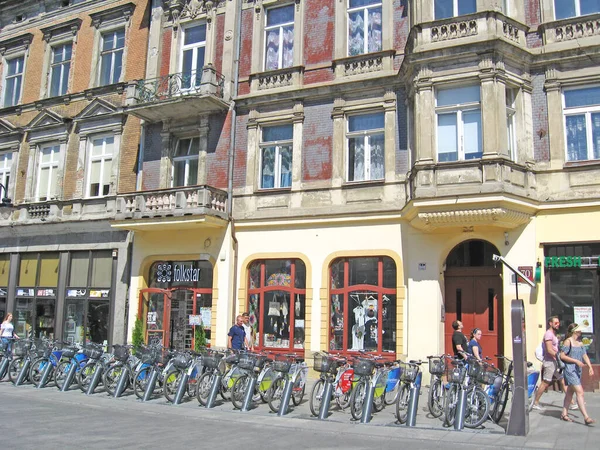 Lodz Polónia Julho 2019 Vista Rua Cidade Com Muitas Bicicletas — Fotografia de Stock