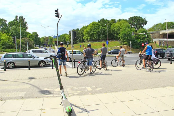 2019年7月27日 自行车道交叉口等待绿色交通灯 骑自行车在城市里走来走去的人多得很 男人在城市街道上骑自行车 健康的生活方式 健康的生活方式 — 图库照片