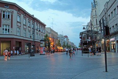 Lodz / Polonya. 18 Temmuz 2019: Lodz 'da şehir hayatı. İnsanlar Polonya 'nın Lodz şehrinin sokaklarına dökülüyor. Polonya 'daki Lodz' un merkezi. Güzel bir şehir manzarası